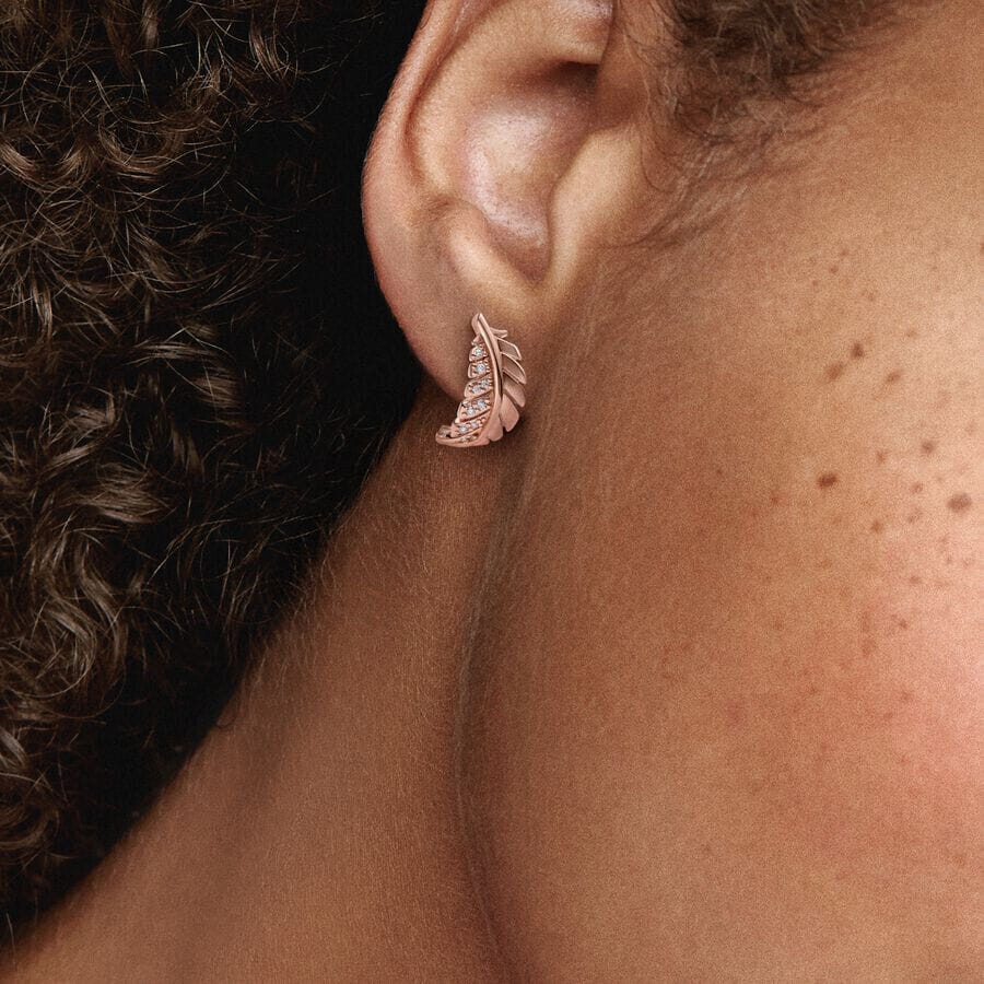 Pandora Rose Floating Curved Feather Brincos Mulher